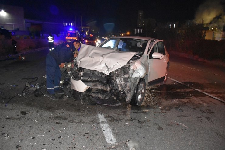 İzmir'de iki otomobilin çarpıştığı kazada 2 kişi öldü, 2 kişi yaralandı