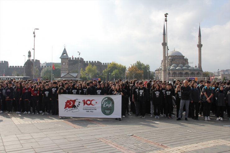 Kayseri Cumhuriyet Meydanı'nda 1200 öğrenci İstiklal Marşı'nı okudu