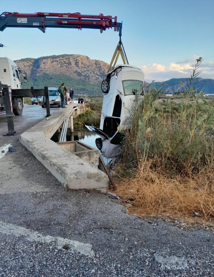 Muğla'da kanala düşen otomobildeki iki kişi yaralandı