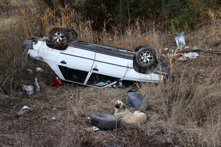 Sivas'ta devrilen otomobildeki 5 kişi yaralandı