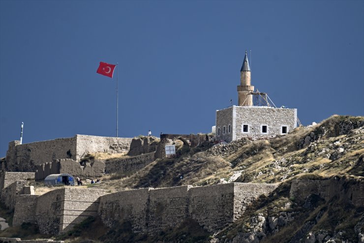 Van Kalesi'nin zirvesindeki Süleyman Han Camisi yeniden inşa ediliyor