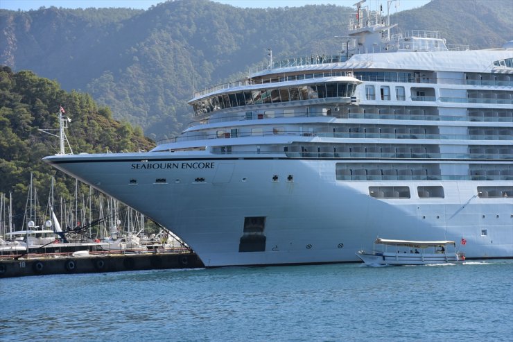 Yolcu gemisi "Seabourn Encore" Marmaris Limanı'na demirledi