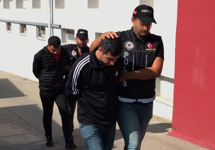 Adana'da kamyonetteki saman çuvallarından 66 kilo 684 gram esrar çıktı