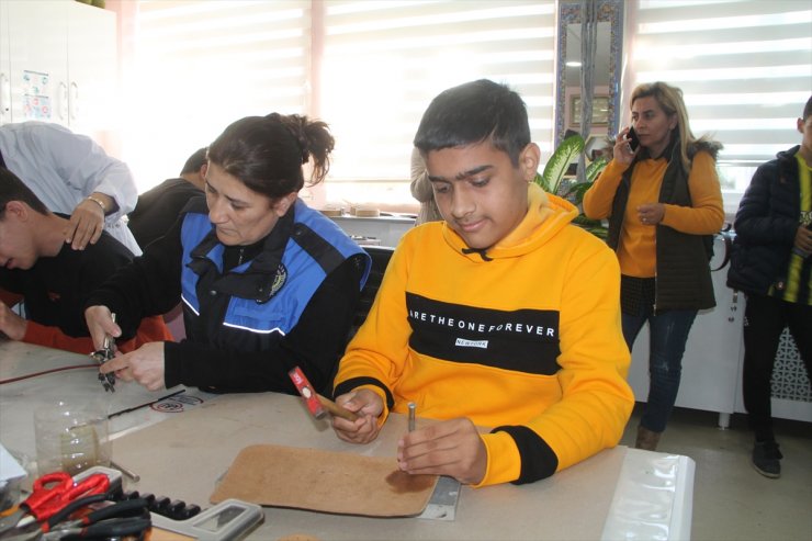 Amasya'da polisler özel öğrenciler için el sanatları kursu açtı