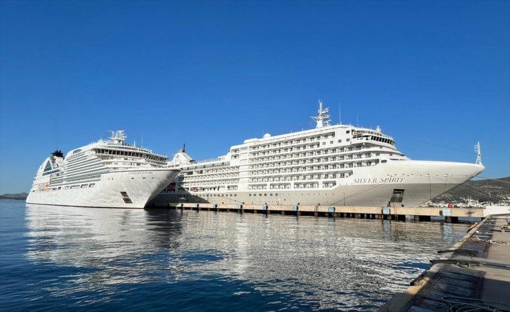 Bahamalar bayraklı yolcu gemileri "Silver Spirit" ve "Seabourn Encore" Bodrum'da