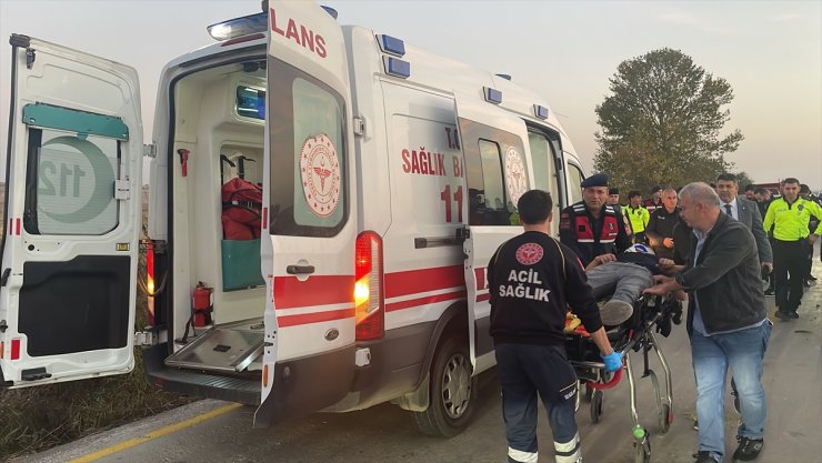 Edirne'de şüphelileri kovalarken traktörle çarpışan araçta 2 polis yaralandı