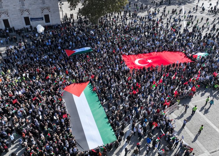 İsrail'in Gazze'ye yönelik saldırıları Beyazıt Meydanı'nda protesto edildi