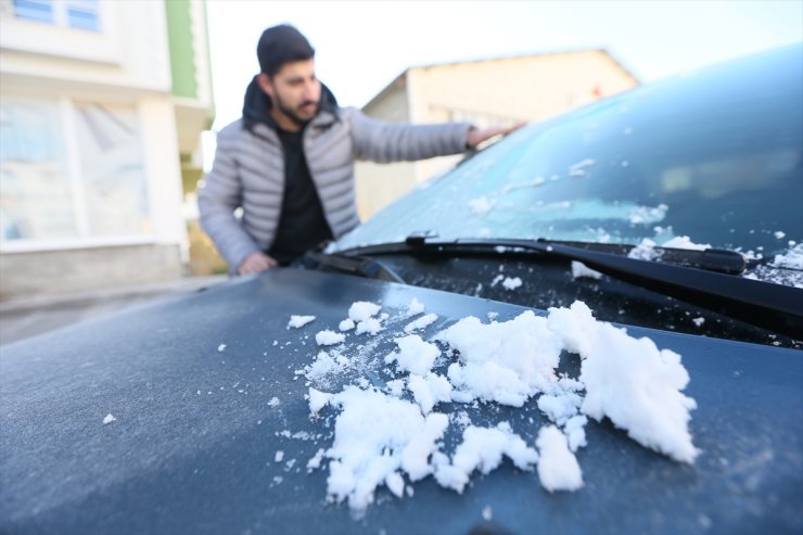 Kars ve Ağrı kent merkezinde soğuk hava, yükseklerinde ise kar etkili oldu