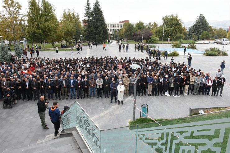 Deprem bölgesinde, Gazze'de hayatını kaybedenler için gıyabi cenaze namazı kılındı