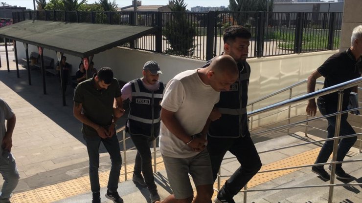 Mersin'de otomobil hırsızlığı iddiasıyla yakalanan 2 zanlıdan biri tutuklandı