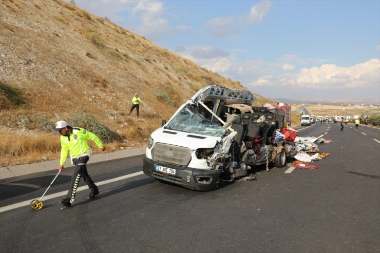 GÜNCELLEME - TAG Otoyolu'ndaki minibüs kazasında 5 kişi öldü