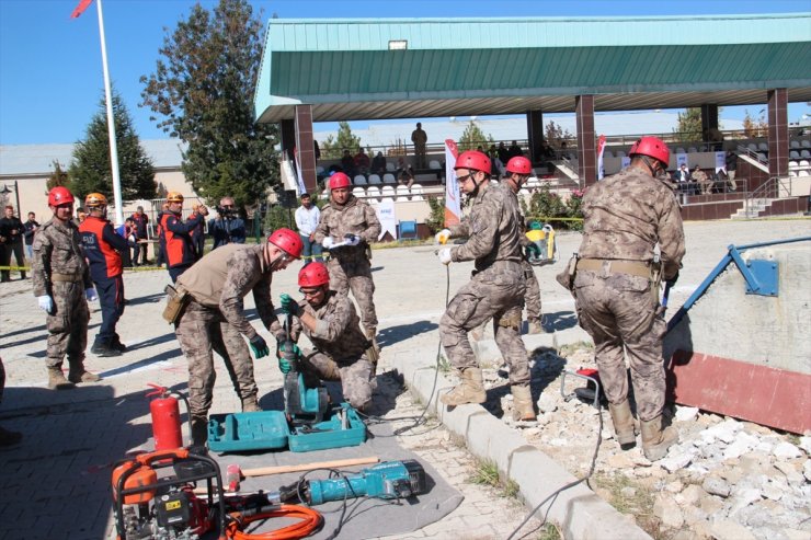 Van'da jandarma ve polislerin katılımıyla deprem tatbikatı yapıldı