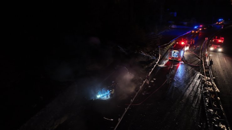 Erzurum'da devrilerek alev alan tankerin sürücüsü öldü