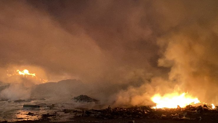 Mersin'de çöp yığınında çıkan yangın söndürüldü