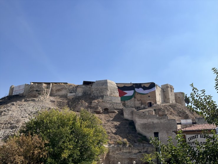 Tarihi Gaziantep Kalesi'ne Filistin bayrağı