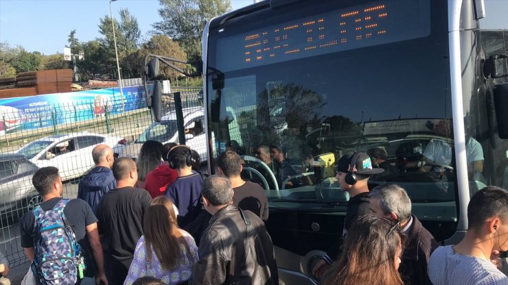 Üsküdar'da arızalanan metrobüs nedeniyle seferler aksadı