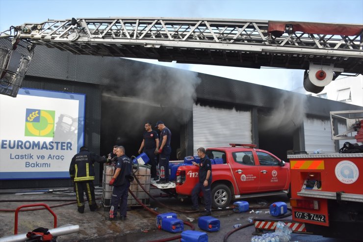 Antalya'da oto lastik deposunda çıkan yangına müdahale ediliyor