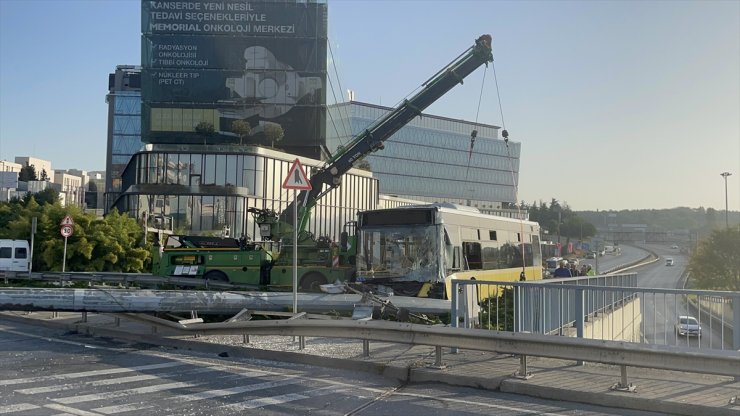 Bahçelievler'de yoldan çıkan İETT otobüsü aydınlatma direğine çarptı