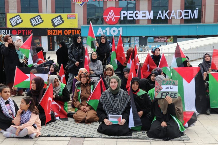 Erzincan'da kadınlar Filistin için sessiz oturma eylemi gerçekleştirdi