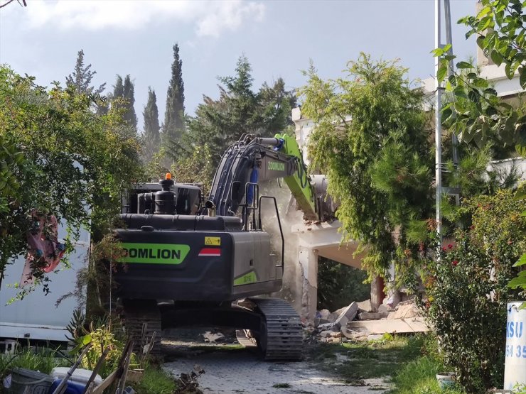 Hatay'da depremlerde ağır hasar alan 5 bina kontrollü yıkıldı