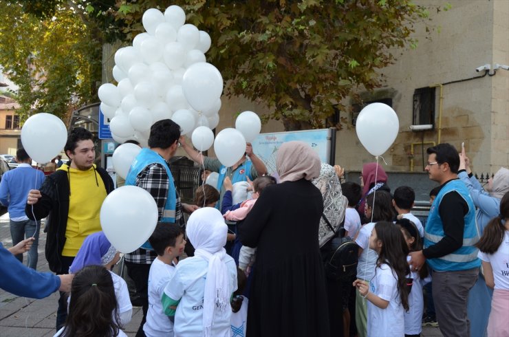 İsrail'in saldırılarında hayatını kaybeden Filistinli çocuklar için gökyüzüne balon bırakıldı