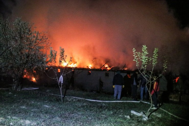 Kütahya'da ahır ve samanlıkta çıkan yangın hasara neden oldu