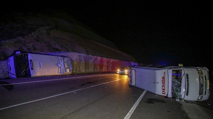 Uşak'ta iki işçi servisinin çarpıştığı kazada 28 kişi yaralandı