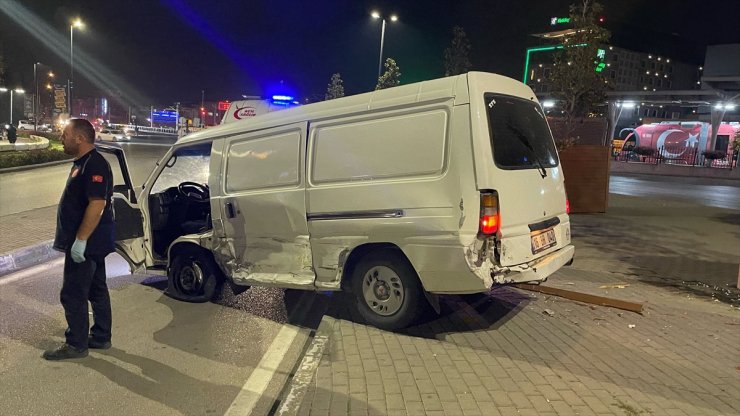 Bursa'da taksiye ardından yayalara çarpan minibüs sürücüsü kaçtı