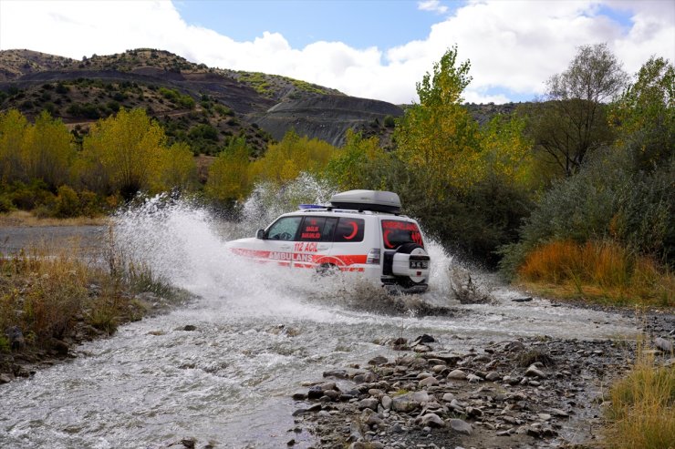 Erzincan'da dağ köylerindeki hastalara 4x4 ambulansla sağlık hizmeti götürüyorlar