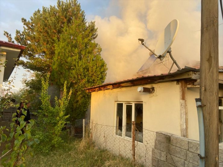 Erzincan'da yangın çıkan tek katlı ev kullanılamaz hale geldi