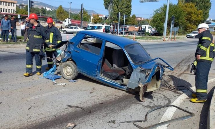 Kütahya'da tır ile otomobilin çarpışması sonucu 1 kişi öldü, 1 kişi yaralandı