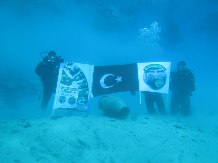 Sivas'ta balık adamlar Cumhuriyet'in 100. yılı dolayısıyla su altında Türk bayrağı açtı