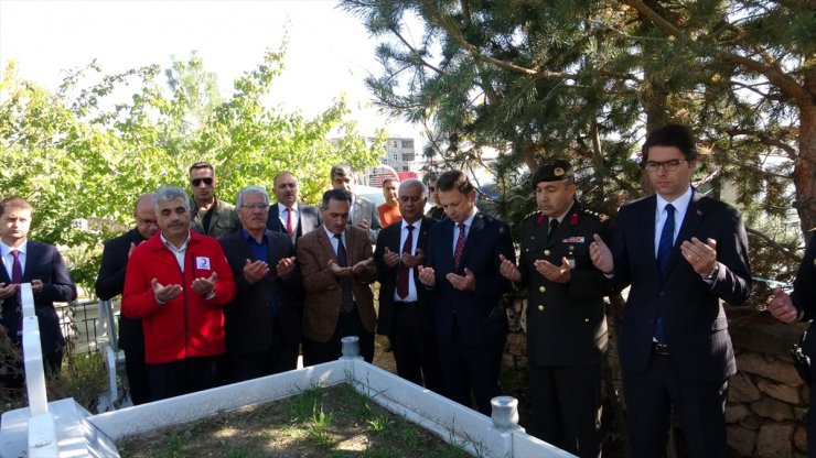 Van depreminde yaşamını yitirenler kabirleri başında anıldı