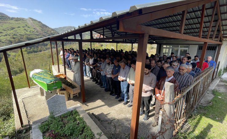 Zonguldak'ta pikabın şarampole devrilmesi sonucu ölen baba ve kızının cenazesi defnedildi