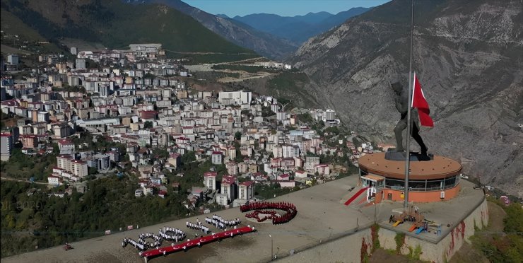 Artvin'de öğrenciler "100. Yıl" ve "ay yıldız" koreografisi oluşturdu