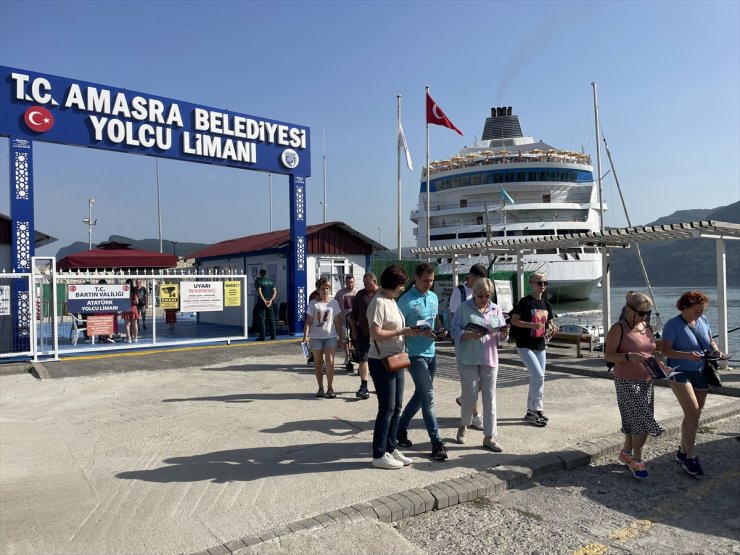 "Astoria Grande" kruvaziyeri 765 yolcusuyla Amasra'da demirledi