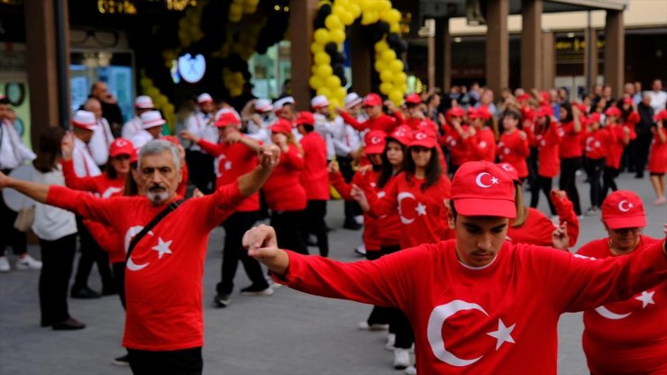 Balıkesir'de Cumhuriyet'in 100'üncü yılı etkinliğinde 100 kişi zeybek oynadı