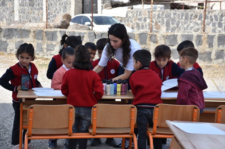 İstanbul'dan gelen ressam, Şırnak'ın köyünde çocuklarla resim yaptı