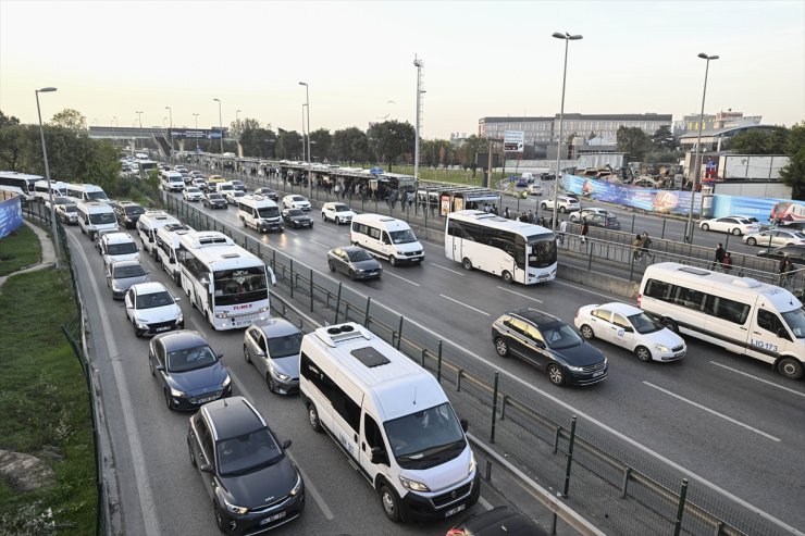 İstanbul'un bazı bölgelerinde trafikte yoğunluk yaşanıyor