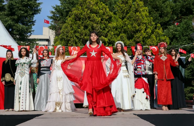 İzmir'de Anadolu Selçuklu'dan Cumhuriyet'e uzanan kıyafetler sergilendi