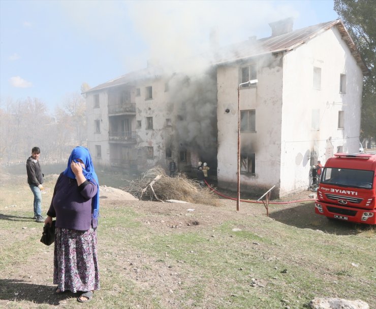 Kars'ta Afganistan uyrukluların kaldığı binada çıkan yangın söndürüldü