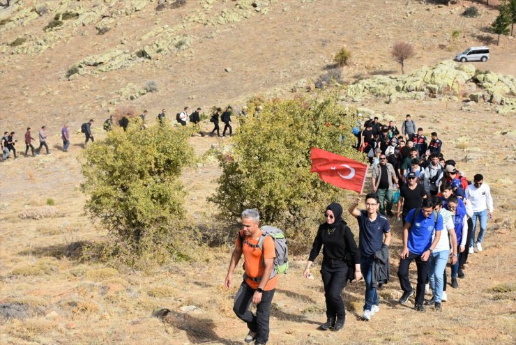 Kırşehir'de 100 gönüllü Cumhuriyet'in 100. yılında Çamlık Tepe'nin zirvesine tırmandı