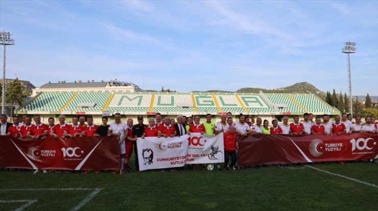 Muğla'da Cumhuriyet'in 100. yılı etkinlikleri kapsamında gösteri maçı yapıldı