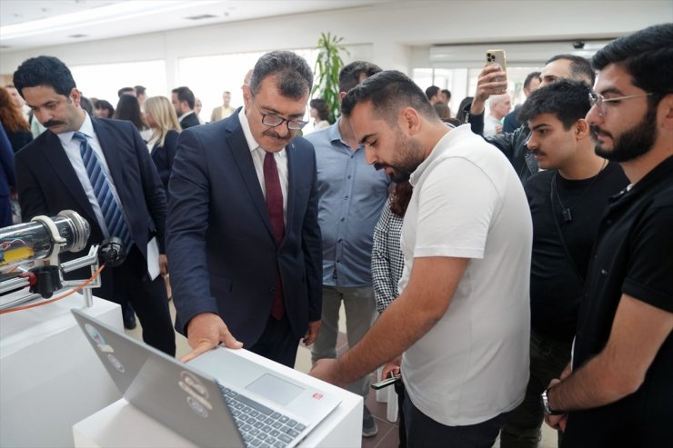 TÜBİTAK Başkanı Prof. Dr. Mandal, Ege Üniversitesinde belge takdim törenine katıldı