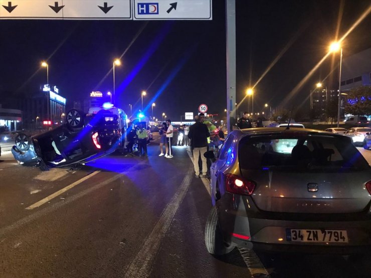 Zeytinburnu'nda otomobilin park halindeki araca çarpması sonucu 1 kişi yaralandı