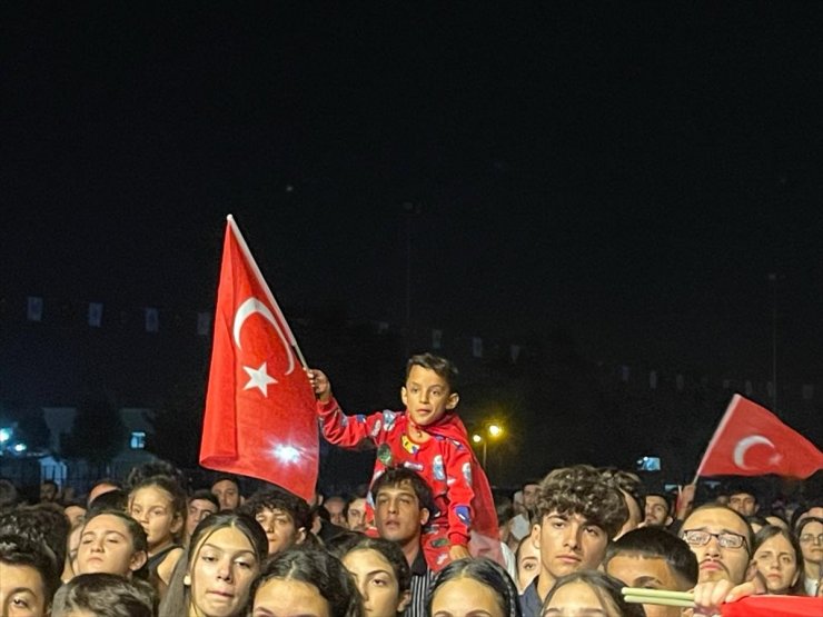 Adana'da 100. Yıl Cumhuriyet Konserleri'nde Pinhani grubu sahne aldı