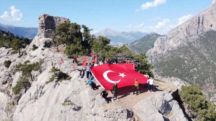 Adana'da Cumhuriyet'in 100. yılı dolayısıyla tarihi kalede Türk bayrağı açıldı