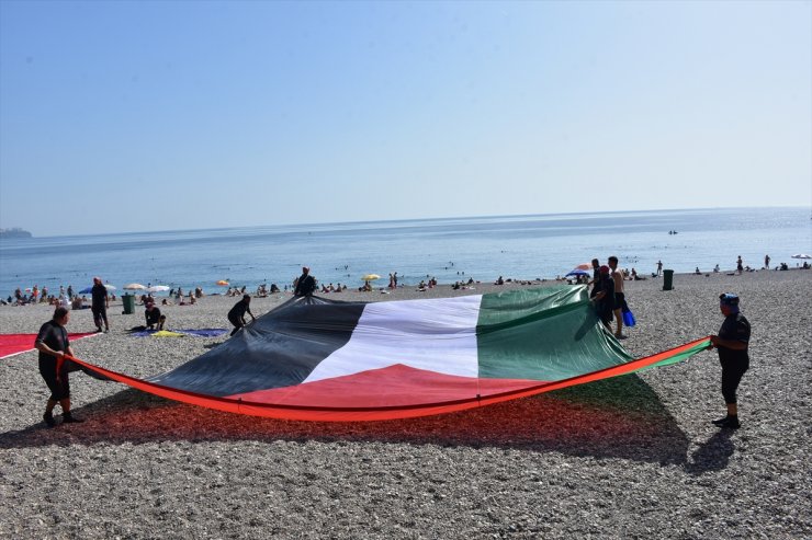 Antalya'da arama kurtarma ekipleri denizde Türk ve Filistin bayrakları açtı