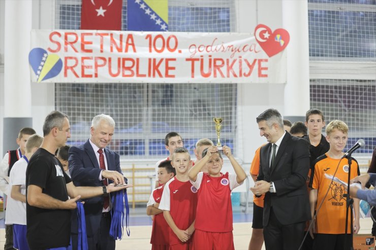 Bosna Hersek'te, Cumhuriyet'in 100. yılı etkinliklerinde spor müsabakasını kazanan öğrencilere ödül