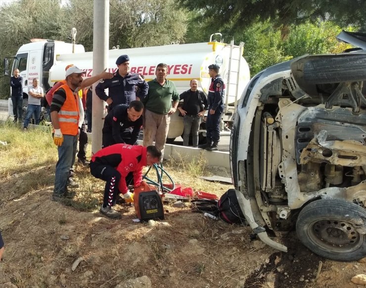 Burdur'da ağaca çarpan otomobildeki baba oğul öldü